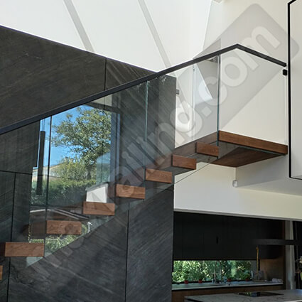 Стъклен парапет по стълби с дистанционери